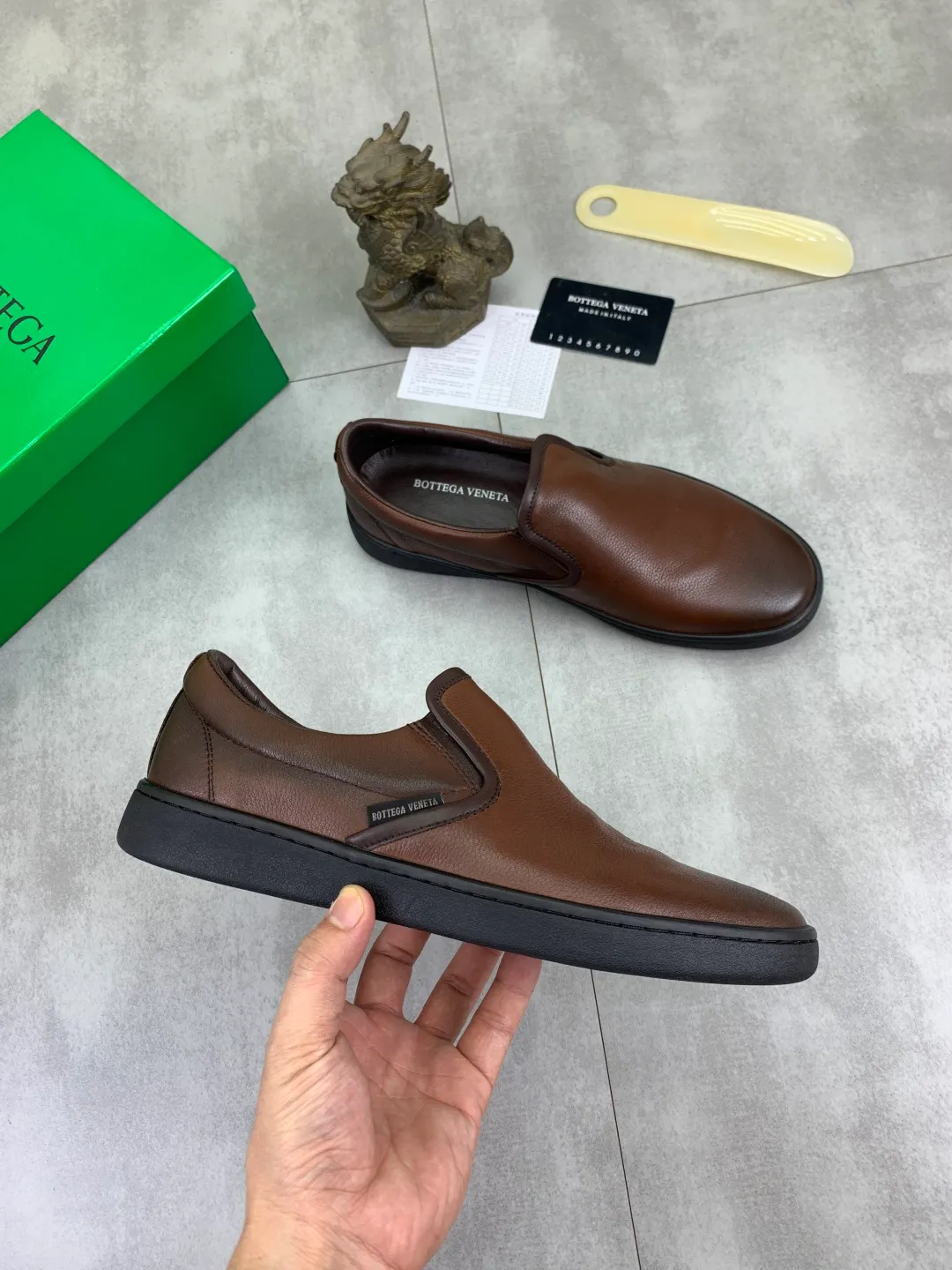 Men's shoes 💰P520 [New model] Water-dyed cow leather 💰High-quality business casual shoes 💎💎💎 BOTTEGA VENETA official website synchronizes the latest top version of BV in the market, accepts material comparison, shoe type comparison, process comparison, practical and textured, versatile and suitable for any occasion, the more you look at it, the more flavorful it becomes. Pure hand-woven craftsmanship - Upper material, hand-woven calfskin imported from Italy 🇮🇹 - High-quality water-dyed cowhide lining - Original private model customized outsole -Size: 39-45 Color: black or brown optional